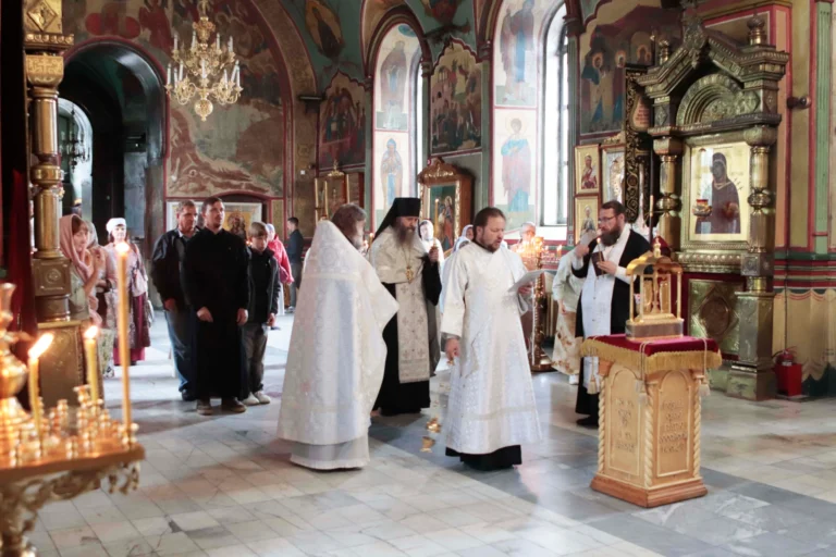 В Александро-Невском кафедральном соборе г. Кургана наместник Далматовской обители игумен Варнава (Аверьянов) возглавил служение панихиды по первому архиерею Курганской епархии епископу Курганскому и Шадринскому Михаилу (Расковалову) в 18-ю годовщину его преставления