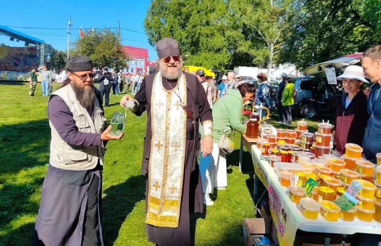 Представители Далматовской обители по традиции приняли участие в проводимой администрацией Далматовского муниципального округа у стен монастыря ярмарке мёда «Медовый Спас»