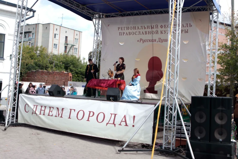 В рамках I Регионального фестиваля православной культуры «Русская душа» в г. Шадринске Далматовский монастырь представил выступление учащихся воскресной школы «Свеча» им. Далматовских священномучеников и продукцию монастырской сыроварни